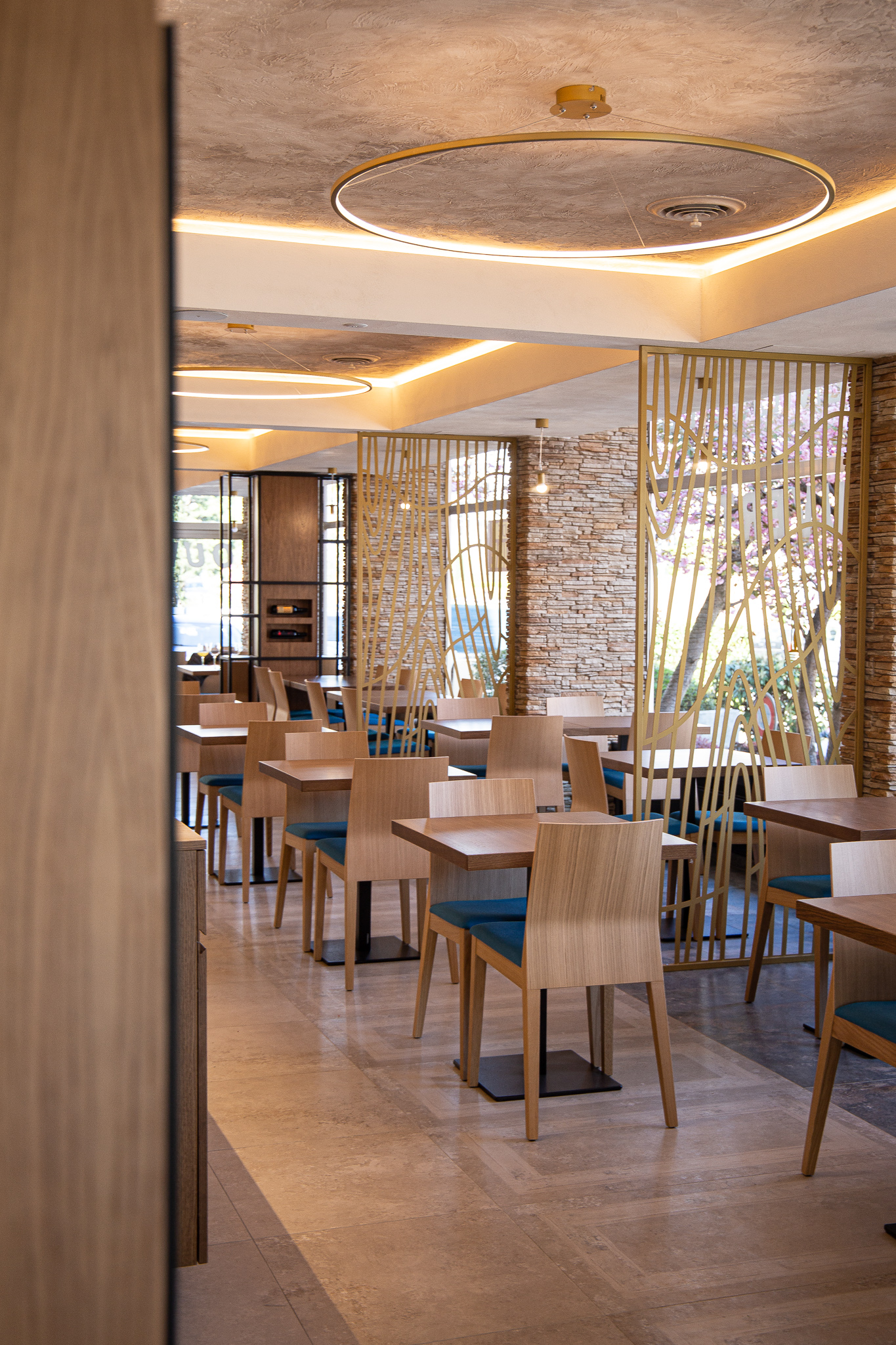 design moderne pour la salle de restauration du restaurant italien