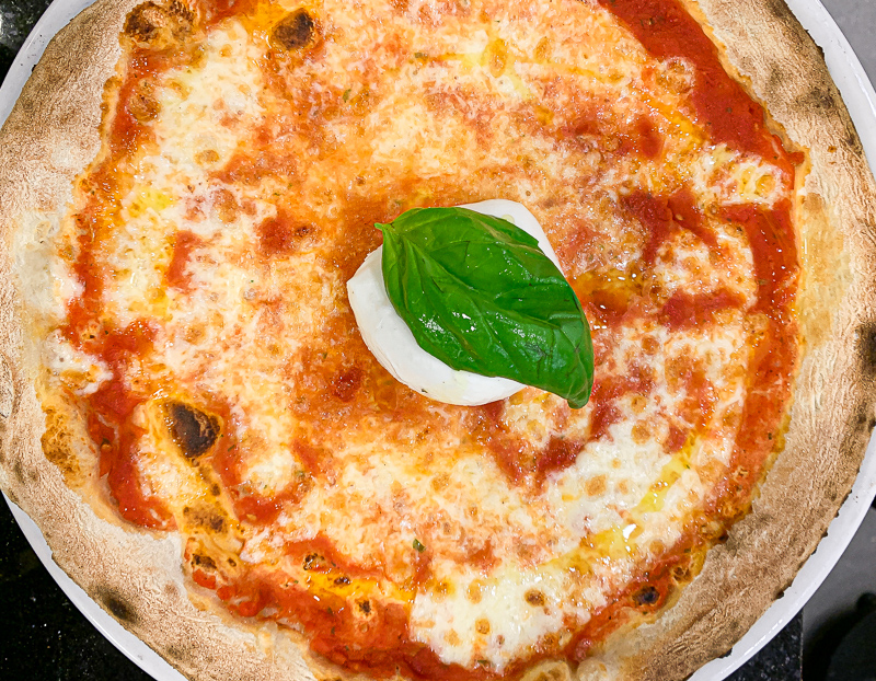 pizza italienne, sauce tomate maison et boule de mozzarella di bufala