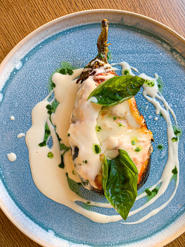 Parmigiana d'aubergine revisitée avec mozza et pesto